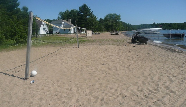 Newly Oppened Listing: Massive Swimming Beach, Volleyball! Cabin, Huge Game Room