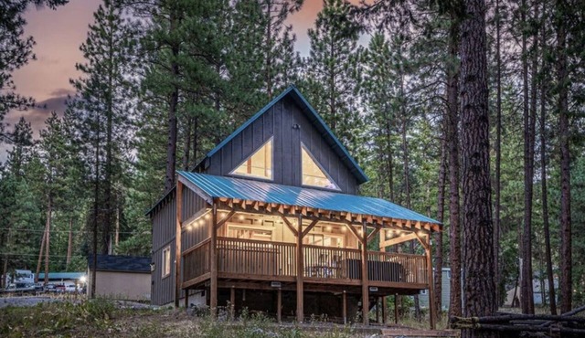 Newly owned Cabin w/private hot tub, A/C & covered deck - Dog Friendly!