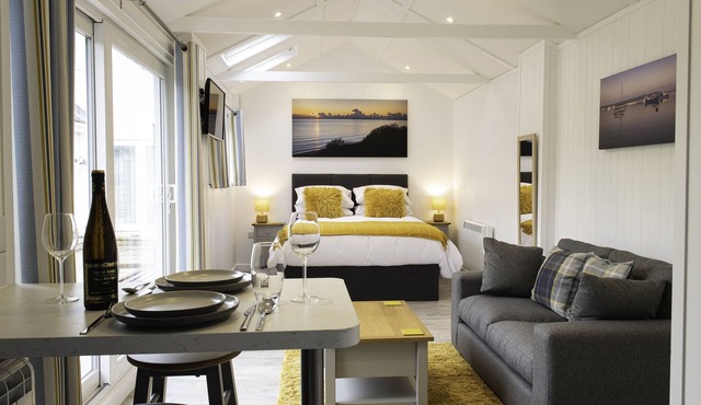 Newly re-furbished pretty garden studio just 400m from the cliff top.