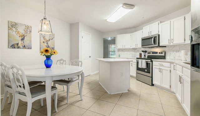 Newly re-modeled, Spacious and Clean home in Great neighborhood - 65' SmartTV!