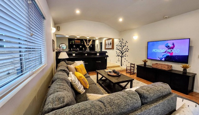 Newly Redecorated 4 BR Getaway near Venice Beach