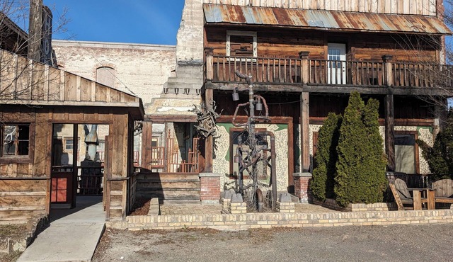 Newly redecorated, vintage 2-bedroom apartment with WiFi in Saint Anthony