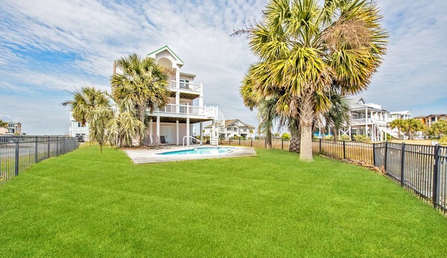 Newly redecorated ocean views, 3 stop elevator, swimming pool deep water canal.