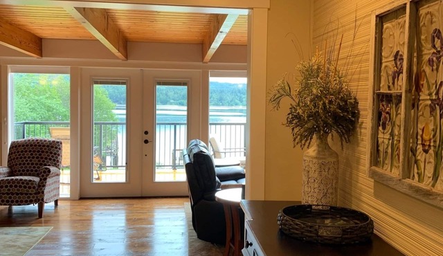 Newly refinished two-bedroom house with an elegant rustic look on the waterfront