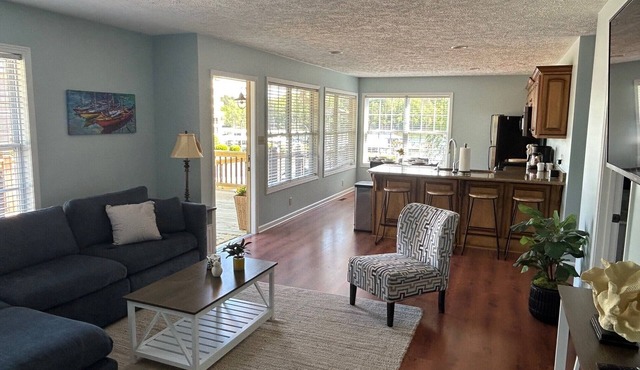 Newly refreshed, charming 3-bedroom Pickwick Lake house located at Grand Harbor!