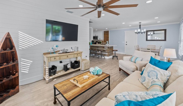 Newly refreshed in-town duplex near Bradenton attractions