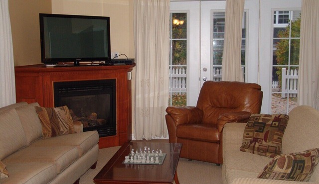 Newly refreshed lovely quiet 3 bdrm corner unit, fully furnished, hi speed wifi