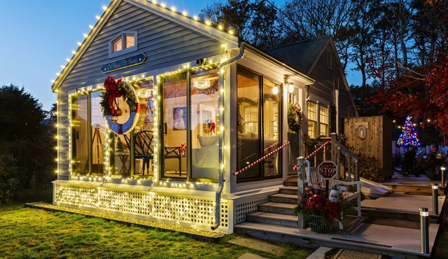 Newly Refreshed Upscale Cottage/Pvt 2 KING BR Ensuite/1 Mile to Hardings Beach