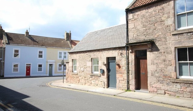 Newly Refurbished Cottage - Sleeps 4 - Central