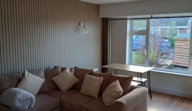 Newly refurbed 2 bedroom bungalow and free parking