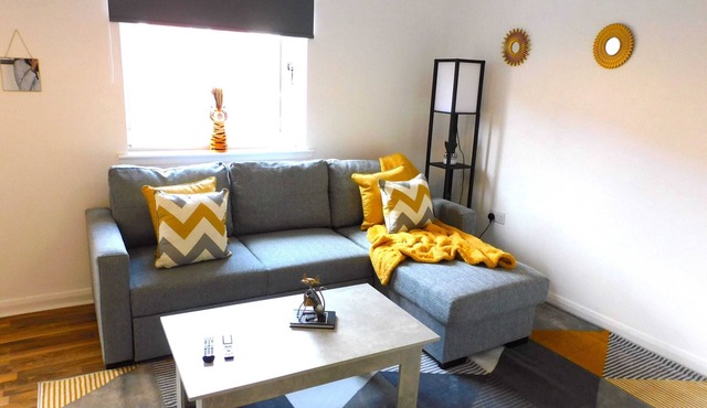 Newly refurbished 1 bed Apt in Hamilton Close to station and local amenities