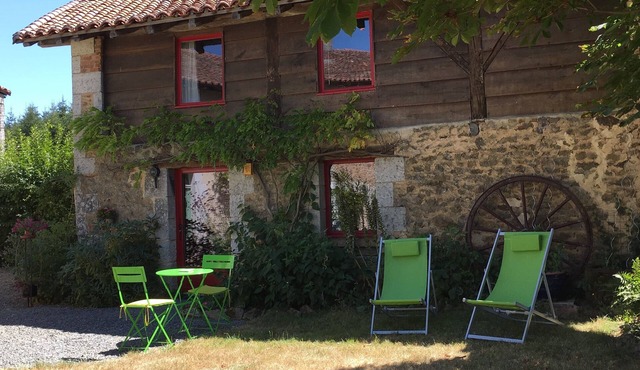 Newly refurbished 1 bedroom detached cottage close to Leisure Lakes and Chateau