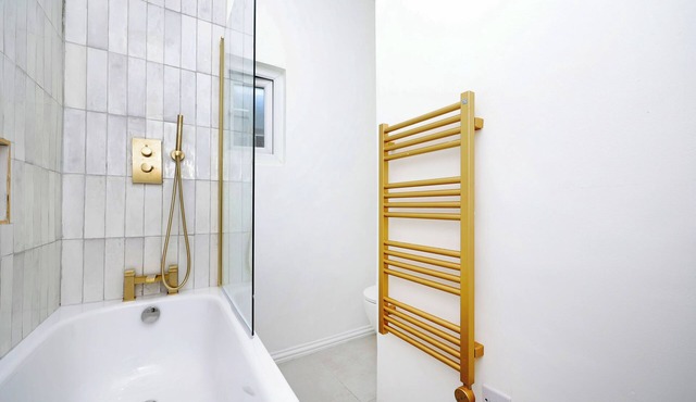 Newly refurbished 2 bedroom apartment in trendy Leyton