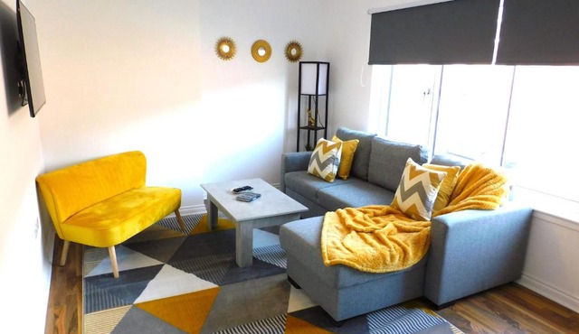 Newly refurbished 2 bedroom apartment close to station and local amenities