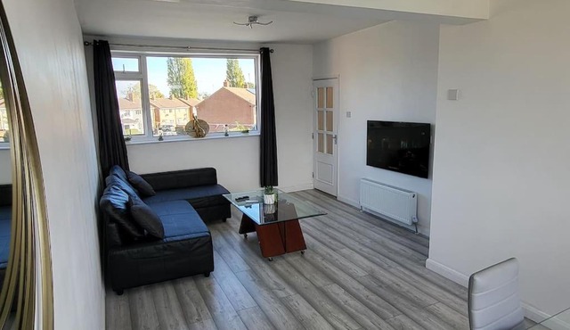 Newly refurbished 3 bedroom flat