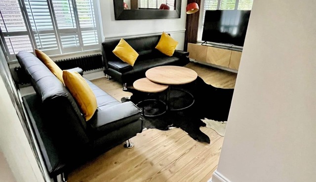 Newly refurbished chic , attractive 3 bedroom flat with free parking