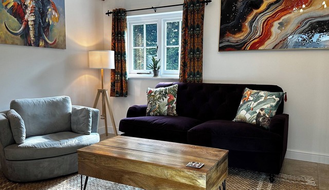 Newly refurbished Coach House. Close to transport hubs.