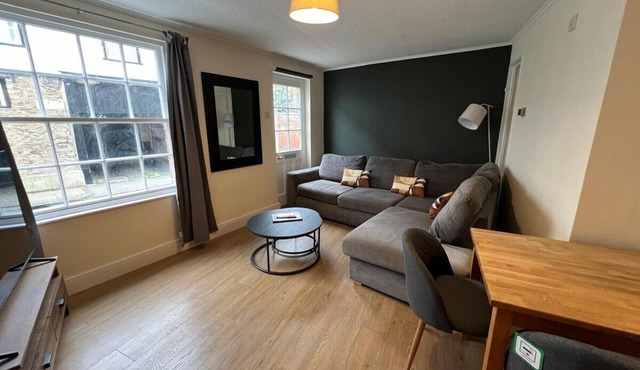Newly Refurbished 2 BR Flat by Prescott Apartments