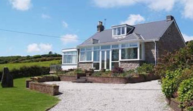 *NEWLY REFURBISHED* Large & spacious sunny house with huge private gardens