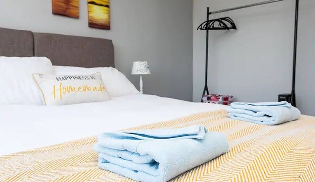 Newly refurbished light and spacious Apartment in Central Horsham!