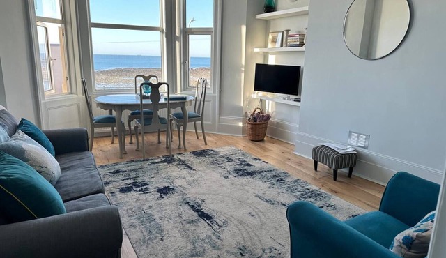 Newly Refurbished - Margate Sunset Retreat - Direct Sea Views