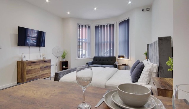 Newly Refurbished Modern Studio