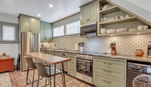 Newly refurbished two story carriage house in vibrant Thomas Square District