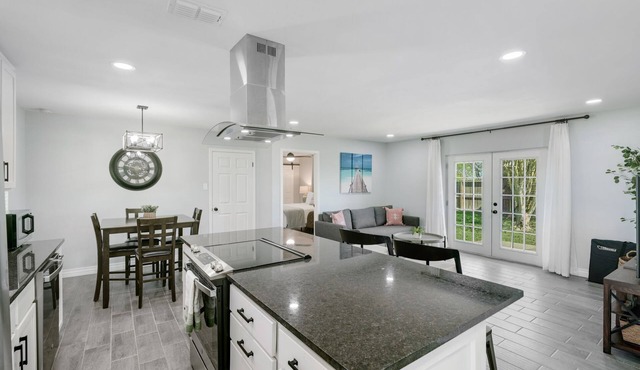 Newly REMDL Family friendly King bed 3BR w/4Smart TV.