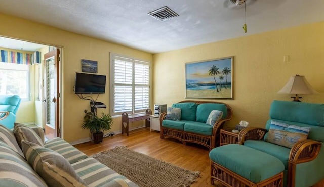 Newly remodeled beach cottage - one block from Flagler Ave & 2 blocks from beach