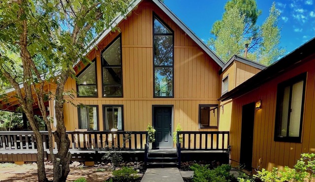 Newly remodeled Pinetop chalet! Family friendly near golf, lakes & Sunrise Ski!