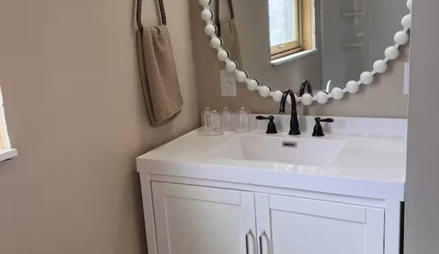 Newly remodeled 1-bedroom apartment with AC in charming Vincennes