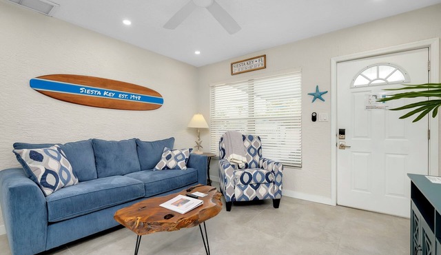 Newly Remodeled-150 Yards to Beach and Restaurants!