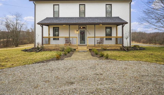 Newly remodeled 1822 farmhouse close to Hocking Hills attractions