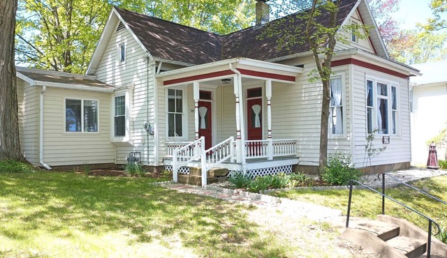 Newly Remodeled 1900 Cottage