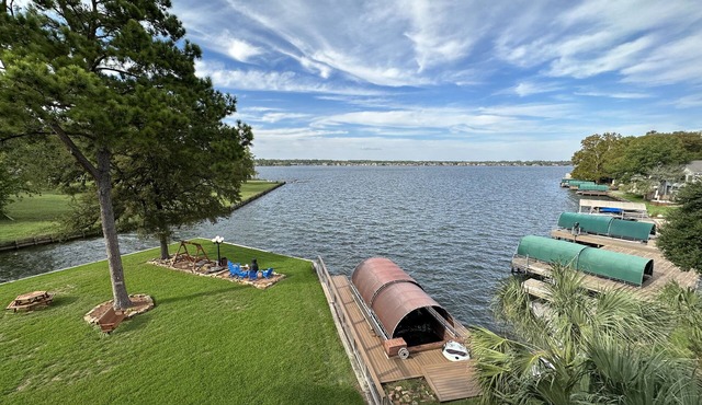 Newly remodeled 2 bedroom condo with beautiful lake view.