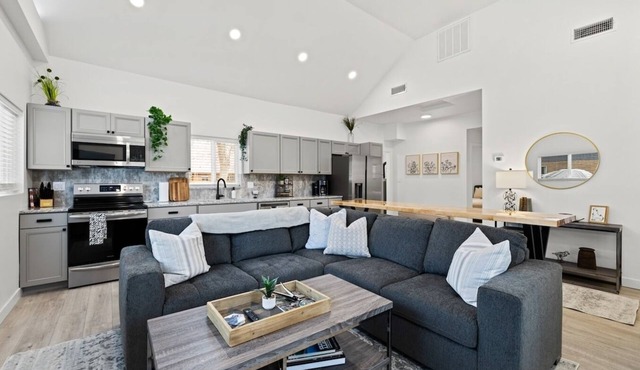 Newly Remodeled- 2 Bedroom- Large Yard