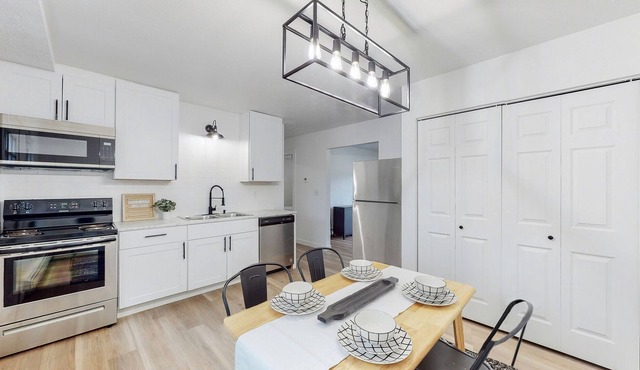 Newly Remodeled 2 BR Apartment in Green Near CAK