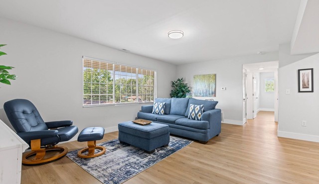 Newly Remodeled 2BR/1BA Apt w/Gated Parking Lot