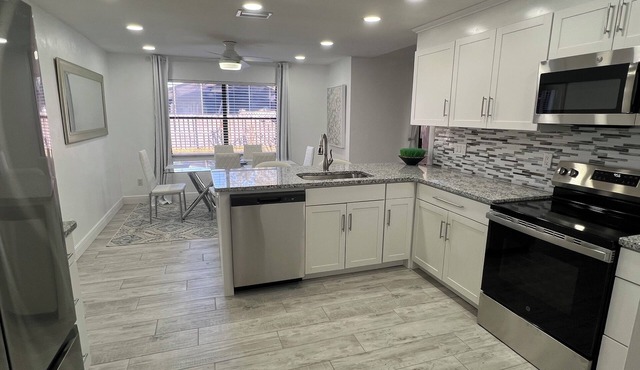 Newly remodeled 3-bedroom house in Port Orange close to beach & racetrack!