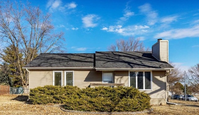 Newly remodeled 3-bedroom ranch with pool table, patio, and grill in Urbandale.