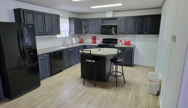 Newly remodeled 3 br with mountain views and close to trails!