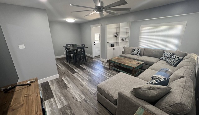 Newly remodeled 3br/1ba home~SW Topeka location~Sleeps 6