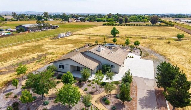 Newly remodeled 4-bedroom, 3-bathroom home with jacuzzi close to downtown Paso