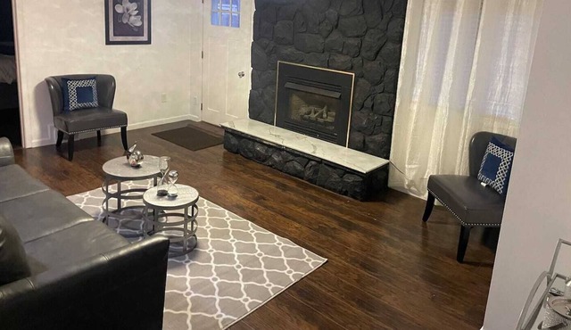 Newly Remodeled 4 BD 2.5 BA Quiet Near Downtown