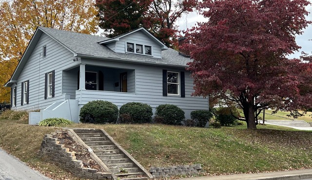 Newly Remodeled 4 bedroom - 5 minute walk to downtown fountain!