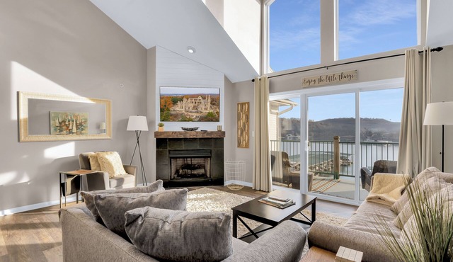 Newly remodeled 4BDR/3BA modern condo with 12x28 BOAT SLIP