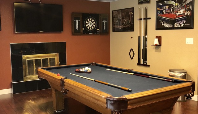 Newly Remodeled 4bedroom 3bath 5 mins drive to Strip,heated pool