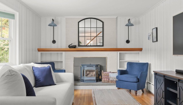 Newly remodeled 4BR Cape Cod home | Minutes to beaches & Shining Sea Bike Pathway | Sleeps 8