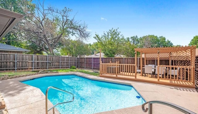 Newly remodeled 5BR 3BA w/pool 16 ppl