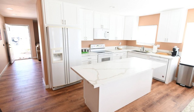 Newly remodeled 7bedroom 3bathroom house